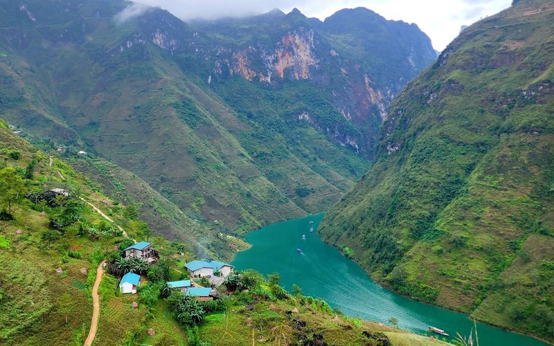 The stunning view over the Nho Que River from Ma Pi Leng Pass