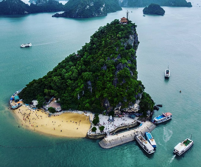 The panoramic view from the summit of Ti Top Island