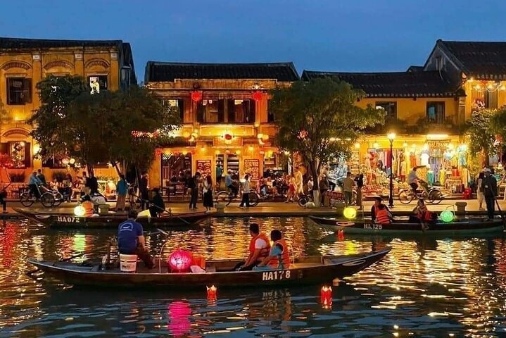 A boat ride on the Thu Bon river at sunset with lanterns