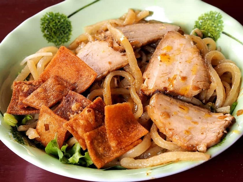 A delicious bowl of Hoi An's specialty noodle dish, Cao Lầu