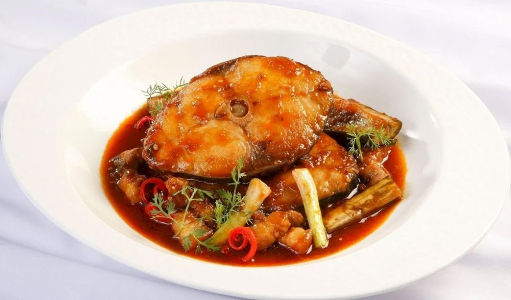 A traditional clay pot of Cá Kho Gáo, a specialty fish dish from Ninh Binh