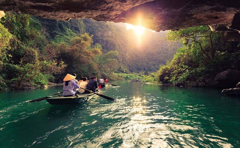 A sampan boat tour through the caves and karsts of Trang An