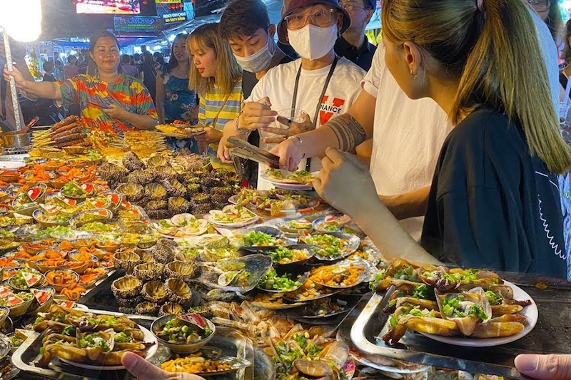 The vibrant and bustling Duong Dong Night Market